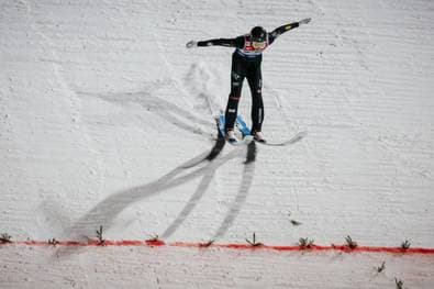 Dramatische Szenen! Horror-Sturz beim Skispringen