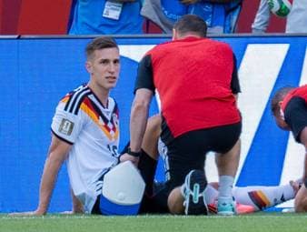 Die deutsche Nationalmannschaft muss nach dem Spiel gegen die Elfenbeinküste um Nico Schlotterbeck bangen, der angeschlagen ausgewechselt werden musste. SPORT1-Chefreporter Stefan Kumberger ordnet die Situation ein. 