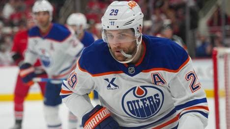 Leon Draisaitl jubelte im deutschen NHL-Duell mit Torhüter Philipp Grubauer