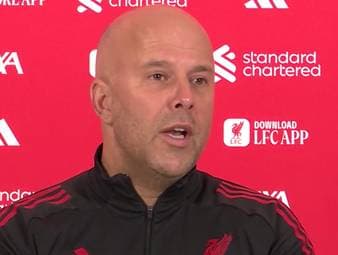 Der FC Liverpool könnte gegen Tottenham seinen 1500. Heimsieg feiern. Vor der Partie spricht Trainer Arne Slot über die hohen Erwartungen an seine Mannschaft, u. a. aufgrund der Historie.