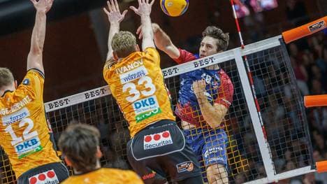 Enges Duell in der Berliner Max-Schmeling-Halle 