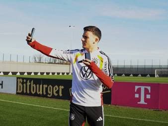 Said El Mala wird nach seiner Abreise von der A-Nationalmannschaft mit der silbernen Fritz-Walter Medaille ausgezeichnet.