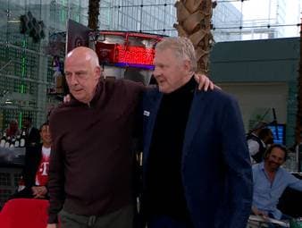 Die SPORT1-Experten Mario Basler und Stefan Effenberg kehren nach einer Werbeunterbrechung im Doppelpass zu spät auf ihre Plätze zurück. Dafür zahlen die beiden freiwillig einen kräftigen Betrag ins Phrasenschwein.