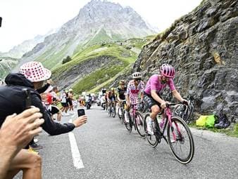 Die vorletzte Etappe des Radsportklassikers bot noch einmal ordentlich Spektakel. Dabei blickt das Feld bereits auf das große Finale in Paris.
