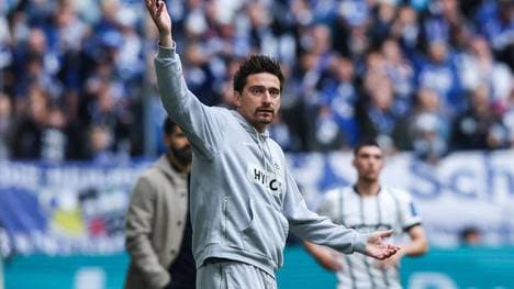 Elversberg-Trainer Vincent Wagner gestikuliert