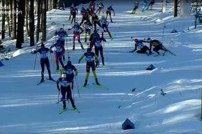 Kuriose Kollision! Voigt stürzt und reißt Rivalin mit 