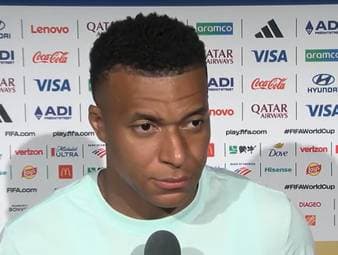 Vor dem verschossenen Elfmeter von Kylian Mbappé dauerte der VAR-Check ungewöhnlich lange. Der Stürmer äußerte sich nach dem 2:0-Sieg von Frankreich gegen Marokko dazu und schien mit der Kommunikation unzufrieden.
