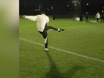 Eintracht-Trainer Albert Riera beweist vor dem Legendentreff des FC Liverpool sein Können am Ball – unter anderem mit einem sehenswerten Schuss ins Kreuzeck.