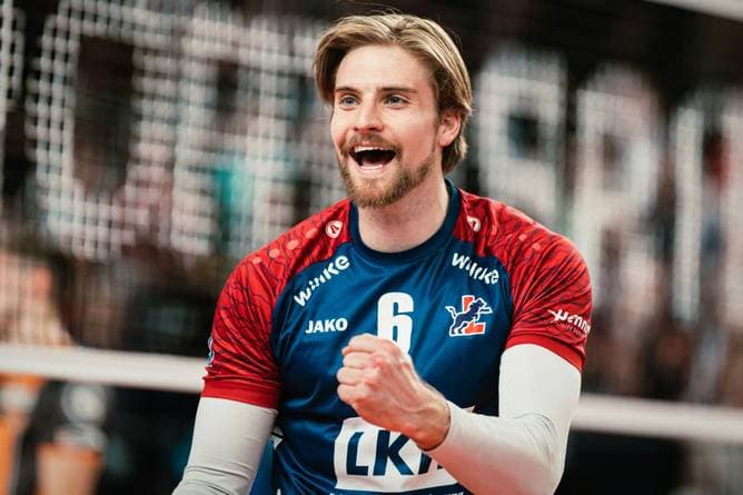 Howe wechselt zu „hochdekorierten Klub“