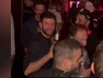 Ex-Bayern-Star Thomas Müller mischt sich an Weihnachten unter das Partyvolk von München.