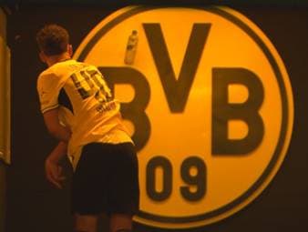 Nach seiner Roten Karte wirft Dortmunds Youngster Samuele Inacio eine Flasche gegen das BVB-Logo. Die Runde im FIROCKX Doppelpass versteht die Emotionen.