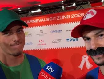 Karnevalssitzung beim 1. FC Köln: Die Profis schlüpfen in kreative Kostüme, plaudern und sorgen für Staunen.