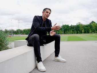 Die Ref-Cam in der Bundesliga offenbart die Kommunikation zwischen Schiedsrichter und Spieler. Deniz Aytekin wird an einen Moment erinnert, in dem er mit David Raum diskutierte.