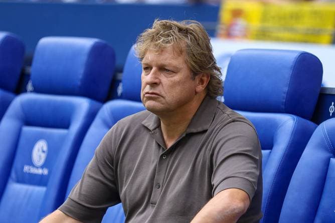 Schalke-Manager verkündet Deal im Doppelpass