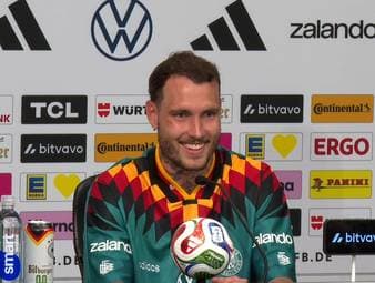 David Raum muss ob eines kuriosen Kommentars der DFB-Pressesprecherin Franziska Wücke lachen. Dabei geht es um einen Job nach der Karriere. 