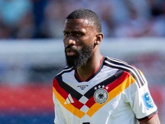 Nach der verletzungsbedingten Auswechslung von Nico Schlotterbeck im WM-Spiel gegen die Elfenbeinküste wird im Magenta "Breakfast Club" über die möglichen Folgen und einen möglichen Ausfall des Verteidigers diskutiert.