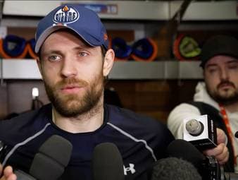 Seit mehreren Wochen muss der deutsche NHL-Superstar Leon Draisaitl verletzt aussetzen. Zum Playoff-Start seiner Edmonton Oilers gibt es aber eine leise Hoffnung. Der 30-Jährige lässt sich aber nicht in die Karten blicken.