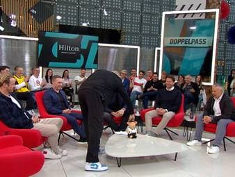 Doppelpass-Moderator Florian König will bei einer Phrase von Roman Weidenfeller Gnade vor Recht ergehen lassen - aber nicht mit Geldeintreiber Stefan Effenberg! Der ehemalige BVB-Torwart bekommt jedoch die Chance zur Revanche.