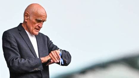 Martin Kind schaut auf die Uhr