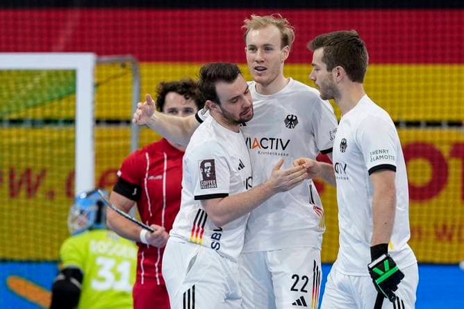 Hockey-Männer nach Spektakel weiter