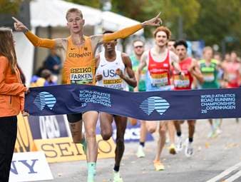 Robert Farken krönt sich bei der Straßenlauf-WM in Kopenhagen zum Weltmeister über die Meile. Das Rennen entschied der Leipziger erst auf den letzten 100 Metern durch seinen Schlussspurt.