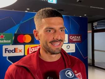 VfB-Star Josha Vagnoman scheint bei den Fans mittlerweile eine ganz besondere Bedeutung zu haben, da sie ihn während des Spiels als Fußballgott bezeichneten.