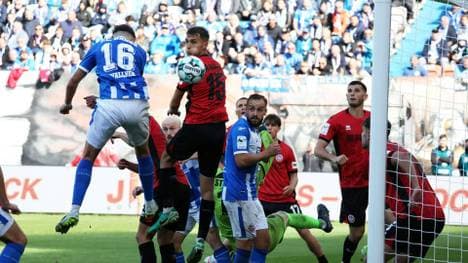 Lukas Wallner (Nr. 16) köpft das Siegtor für Rostock