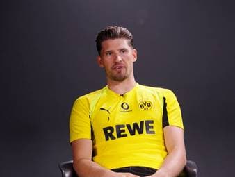 Mit 40 Jahren hütet Manuel Neuer immer noch das Tor des FC Bayern. Von BVB-Rivalen Gregor Kobel gibt es einiges an Anerkennung.