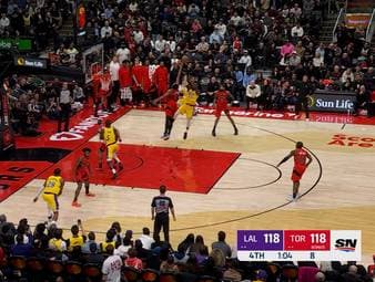 Beim NBA-Spiel zwischen den Los Angeles Lakers und den Toronto Raptors hat LeBron James einen maßgeblichen Anteil am Last-Minute-Sieg. Jedoch reißt dadurch eine lange Serie des Altmeisters.
