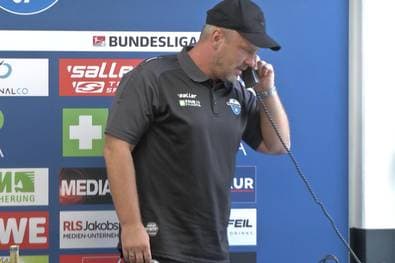 Kuriose Unterbrechung: "Hier ist der Trainer, hallo"