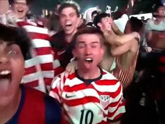 Nach dem deutlichen Auftaktsieg gegen Paraguay feiern die US-Fans das erfolgreiche WM-Debüt ihrer Nationalmannschaft ausgelassen und äußern große Zuversicht für den weiteren Turnierverlauf.