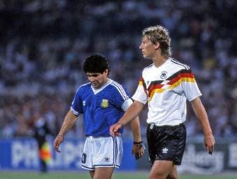 Der deutsche "Diego" heißt eigentlich Guido Buchwald und gilt als akribischer Defensivarbeiter. Doch sowohl bei der WM 1990, als auch beim VfB Stuttgart und in Japan ist er ein Volksheld.
