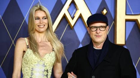 Claudia Schiffer (l.) und Ehemann Matthew Vaughn steigen beim FC Brentford ein