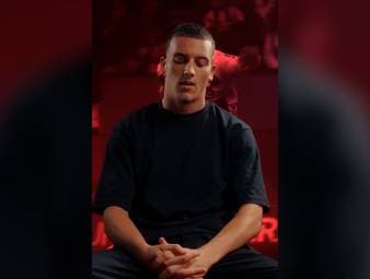 Hier spielt El Mala kurz mit den Nerven der Fans