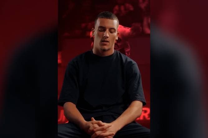 Hier spielt El Mala kurz mit den Nerven der Fans