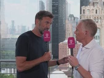 Jürgen Klopp äußert sich bei Magenta TV erstmals nach dem Aus von Julian Nagelsmann zur vakanten Stelle als Bundestrainer. Grundsätzlich ist er für Gespräche offen, bittet aber um Zeit. Außerdem hat er noch einen Vertrag mit Red Bull.