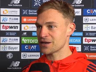 Luis Díaz sieht beim Remis der Bayern in Leverkusen Gelb-Rot für eine Schwalbe. Seine Teamkollegen können dafür im Nachgang kein Verständnis aufbringen. 