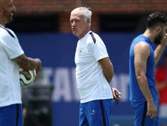 Deschamps schiebt Favoritenrolle weg