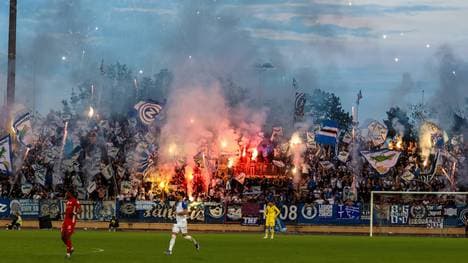 Fans von Grasshopper Zürich beim Abbrennen von Pyrotechnik