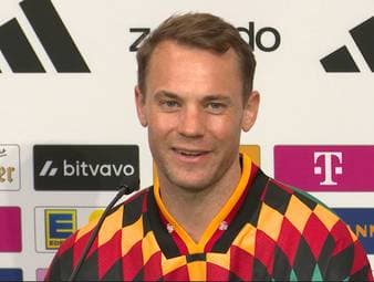 Manuel Neuer gibt auf der DFB-Pressekonferenz Einblick in die aktuelle Familiensituation. Seinen Sohn hat der Keeper vor der PK nach dessen Kinderturnen "ins Bett gebracht": 