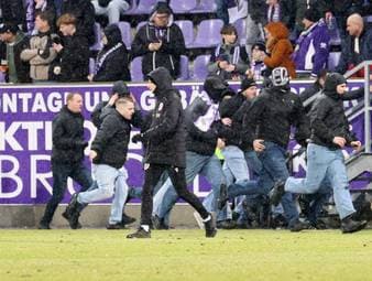 Platzsturm! Fan-Randale überschattet Ost-Derby