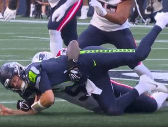 Im Super-Bowl-Rematch liefern sich die Seattle Seahawks und die New England Patriots eine dramatische Partie. Für die Seahawks gibt es einen frühen Schock.