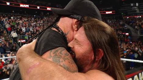 Der Undertaker (l-) überraschte bei WWE RAW seinen alten Rivalen AJ Styles
