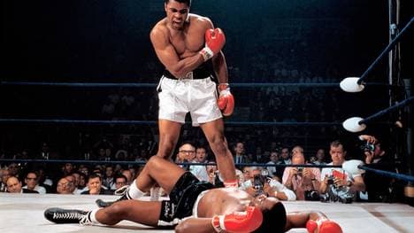 Sonny Liston (liegend) nach dem "Phantom-Punch" von Muhammad Ali