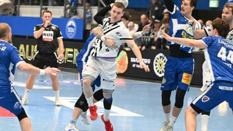 Kaum ein Durchkommen: Kiels Elias Ellefsen á Skipagötu (Mitte)