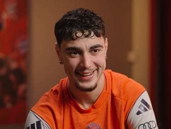 Zusammen mit Lennart Karl und Jamal Musiala soll Aleksandar Pavlovic die Zukunft beim FC Bayern prägen. Dabei verstehen sich die Youngstars auch neben dem Feld prächtig.