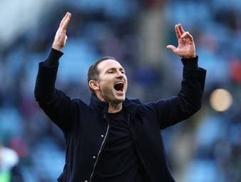 Als Frank Lampard beim Zweitligisten Coventry City das schwere Erbe von Mark Robins antritt, gibt es viel Häme für seine vermeintlich gescheiterte Trainerkarriere. Doch Englands einstiger Superstar hat die Kritiker überzeugt und steht vor einem Aufstiegsmärchen.