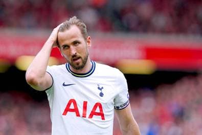 Kane rührt mit Geste für Mitspieler