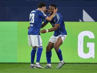 Schalke springt an die Spitze