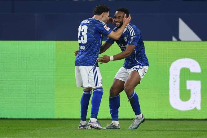 Schalke springt an die Spitze